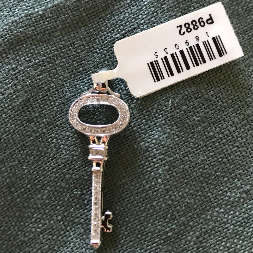 14 kt white gold/CZ Key to my Heart pendant NEW